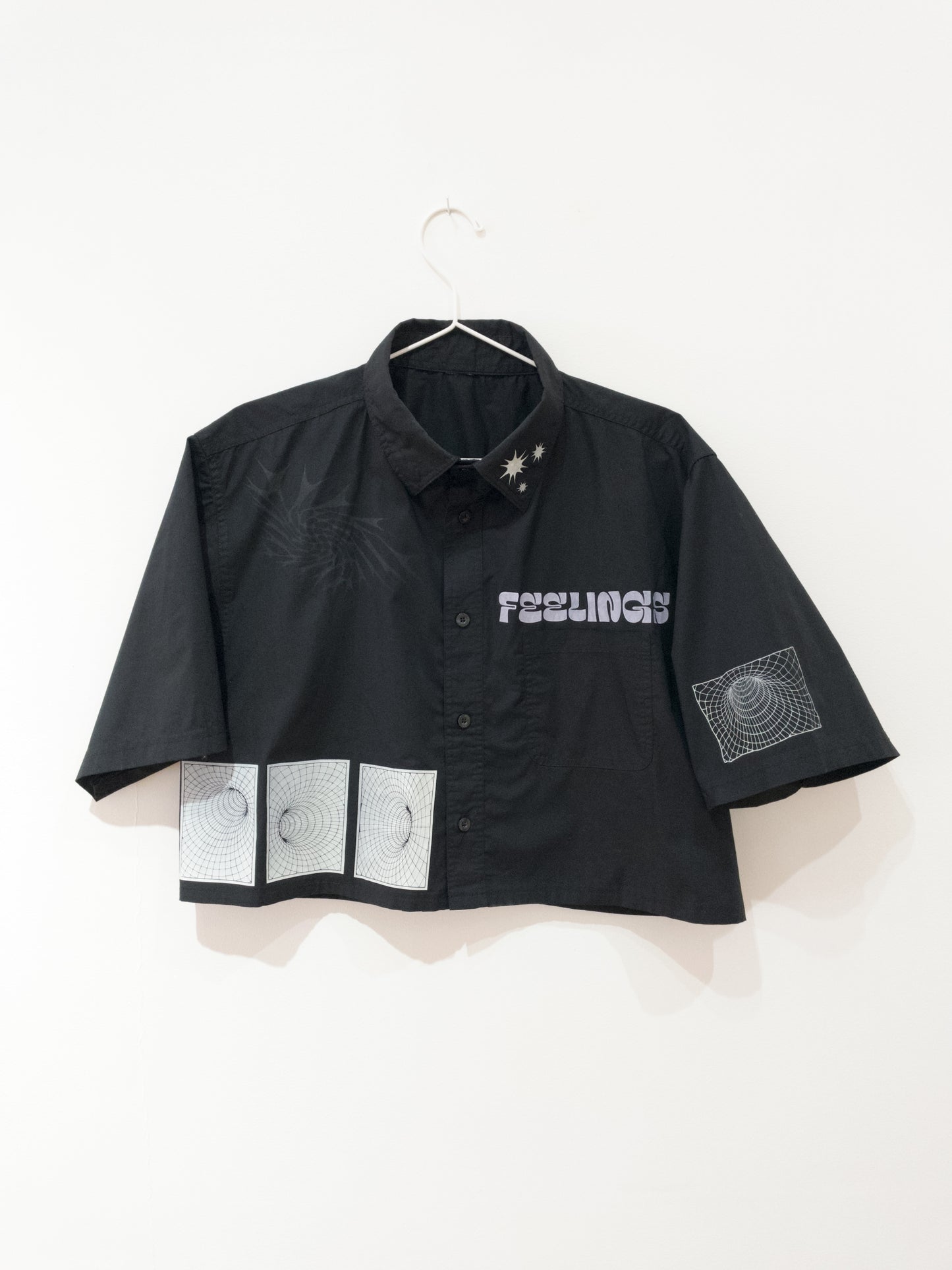 black "FEELINGS" cropped shirt - Sz L