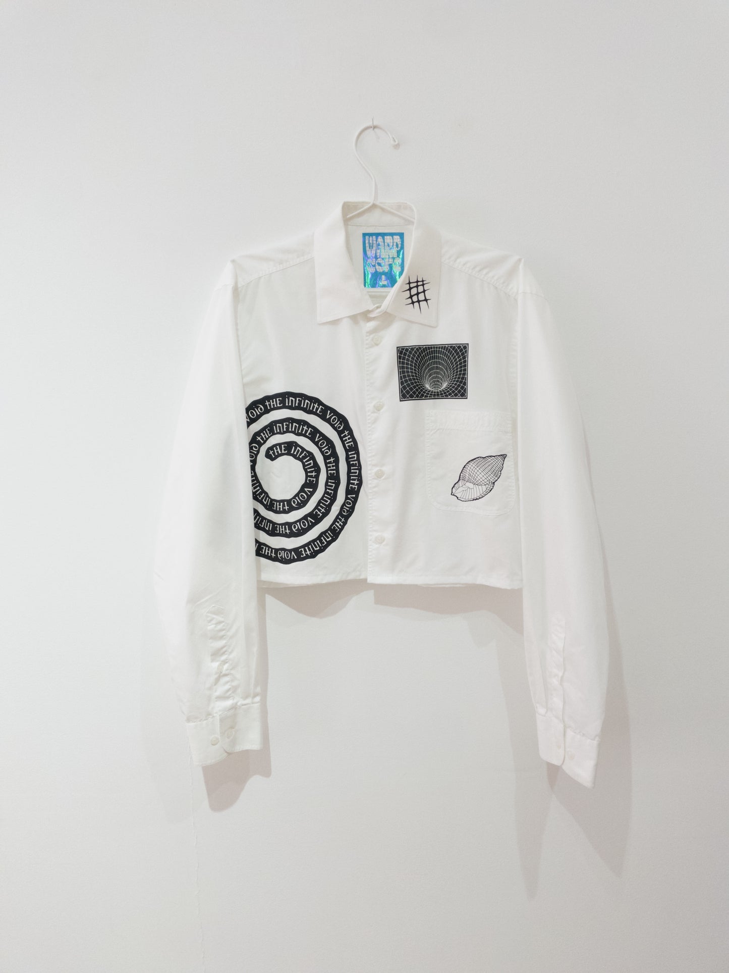 white "INFINITE VOID" cropped shirt - Sz L